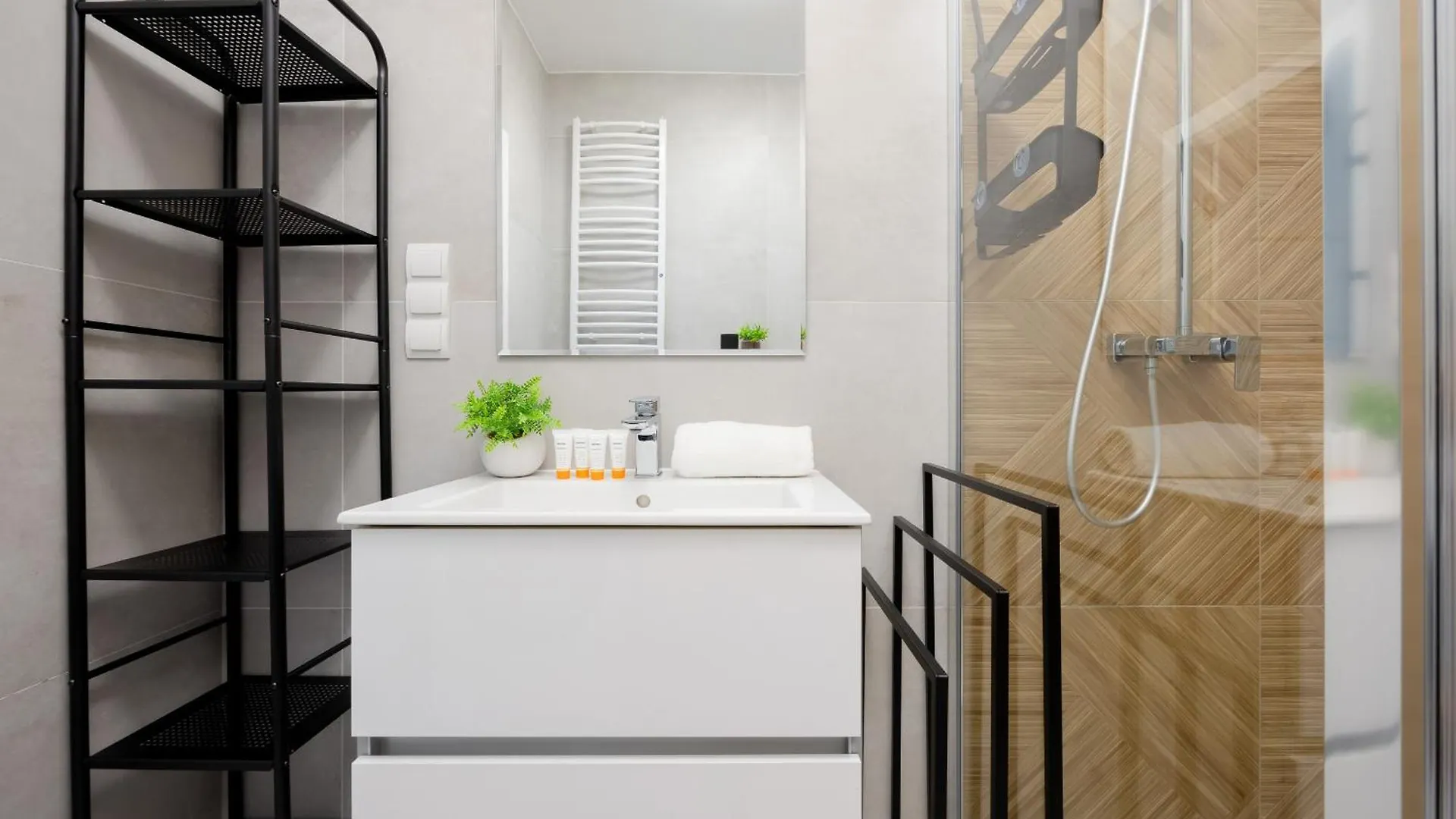 Comfortable Apartment With Parking By Noclegi Renters Warsaw 0*,