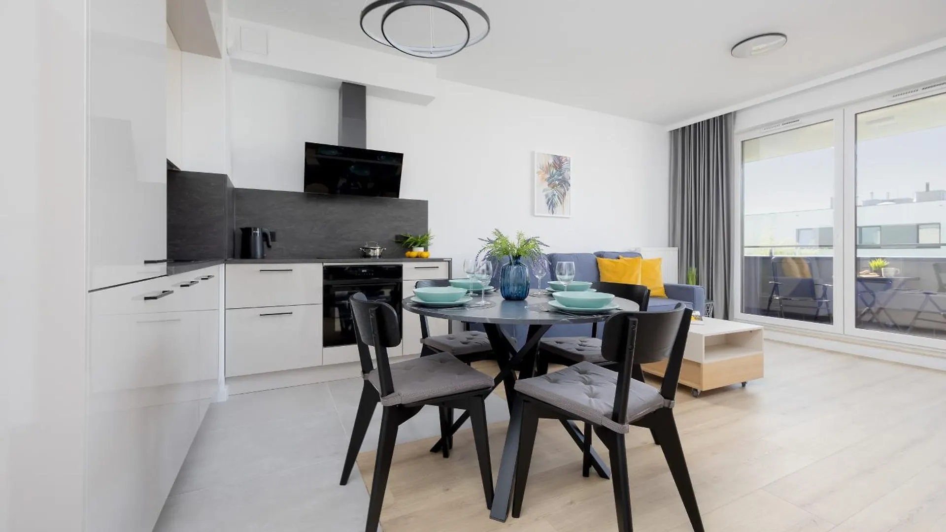 Comfortable Apartment With Parking By Noclegi Renters Warsaw